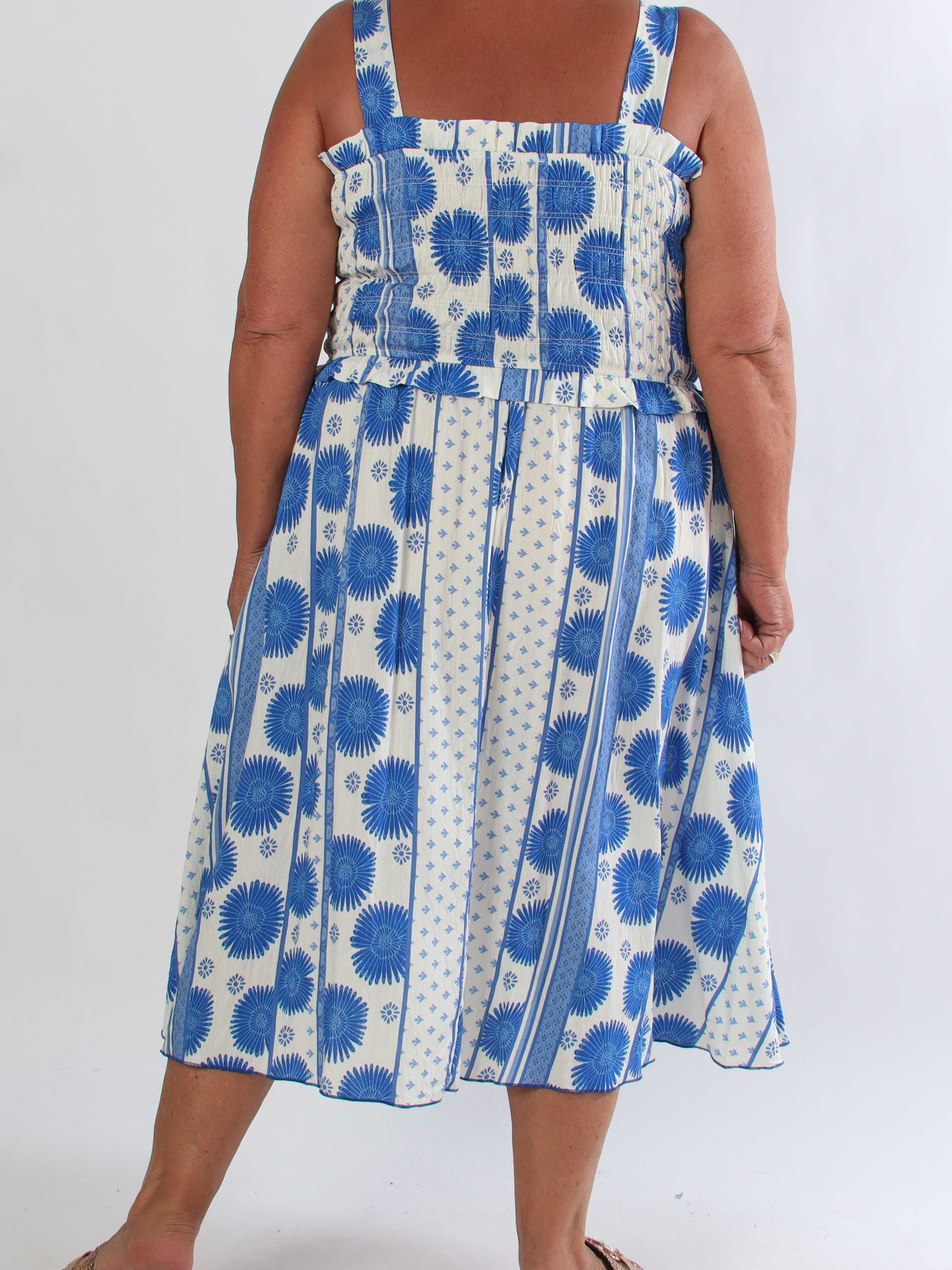 Marisol Sunburst - Blomstret plus size sommerkjole i viskose med smock henover brystet